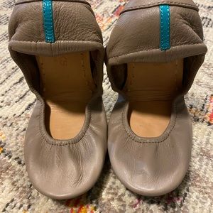 Beige Tieks